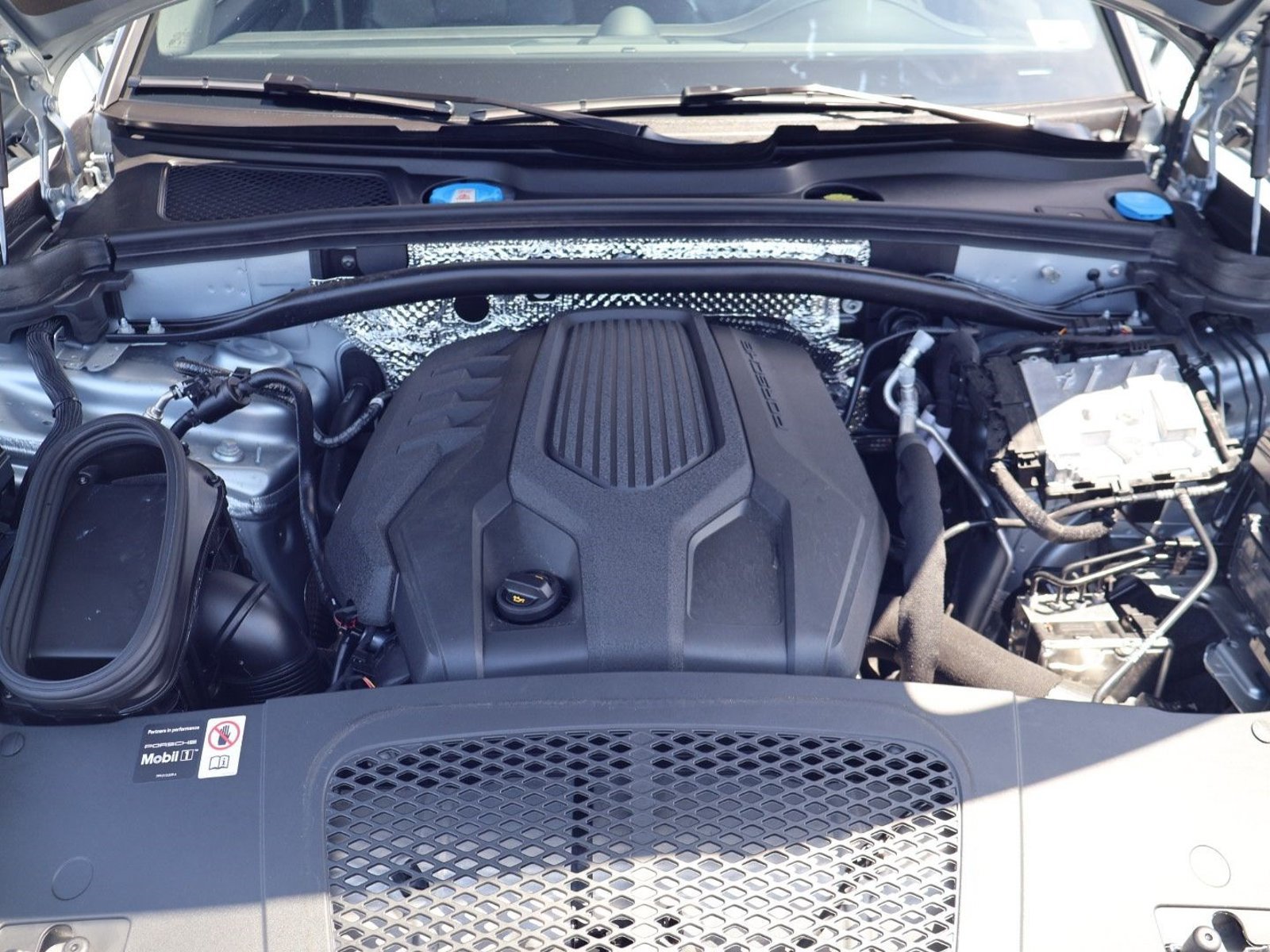 Certified 2026 Porsche Macan AWD/4WD image 26