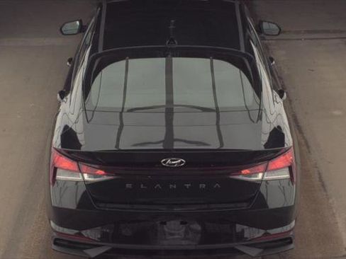 Used 2021 Hyundai Elantra SE FWD image 8