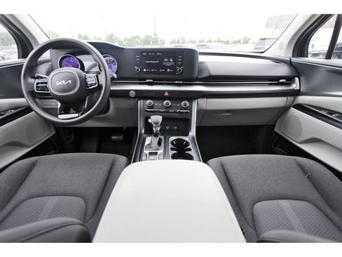 Used 2024 Kia Carnival LX FWD image 11