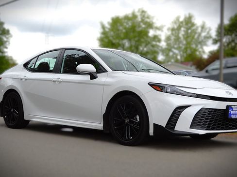 Used 2025 Toyota Camry SE FWD image 3