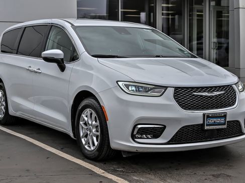 Used 2023 Chrysler Pacifica Touring-L image 11