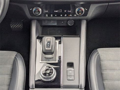 Used 2024 Mitsubishi Outlander SE image 23