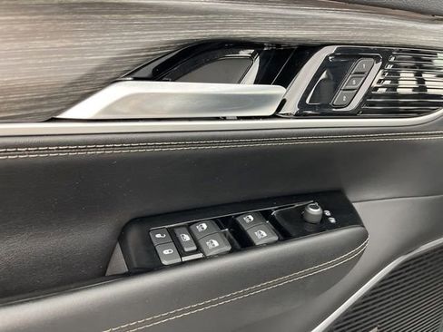 Used 2024 Jeep Wagoneer Series II w/ Flexible Seating Group RWD image 32