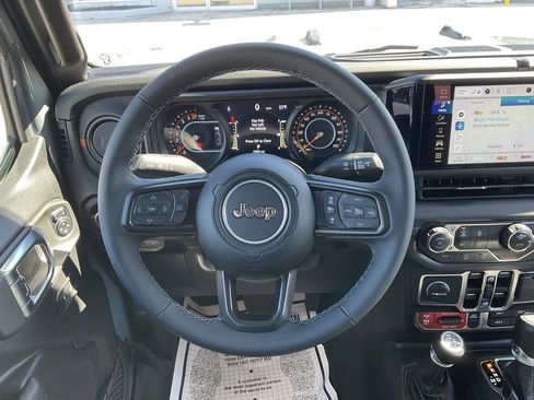 Used 2025 Jeep Gladiator Mojave w/ Convenience Group image 11