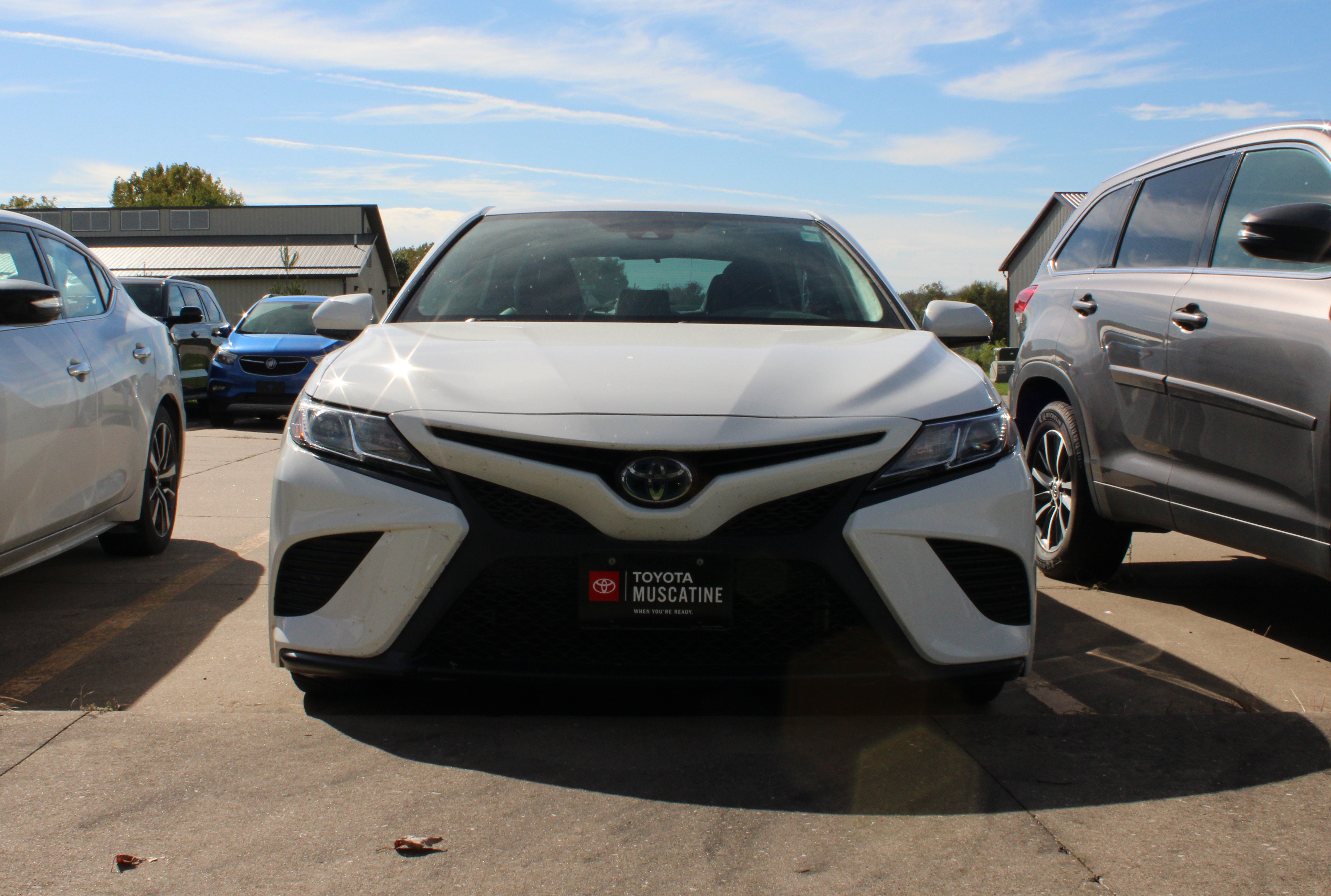 Used 2020 Toyota Camry SE FWD image 2
