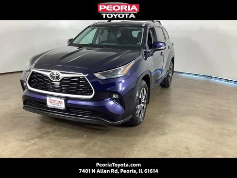 Used 2022 Toyota Highlander XLE AWD/4WD image 1