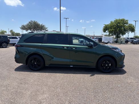 Used 2025 Toyota Sienna XLE Woodland Edition AWD/4WD image 4