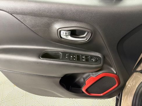 Used 2016 Jeep Renegade Trailhawk w/ Premium Trailhawk Package AWD/4WD image 11