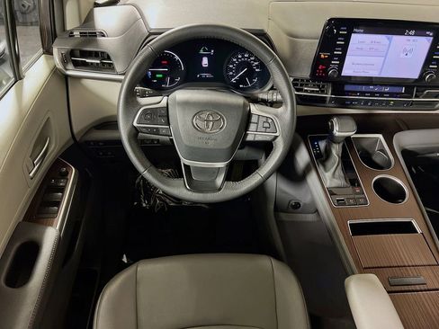 Certified 2024 Toyota Sienna XLE FWD image 21