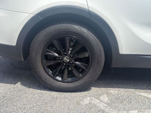 Used 2019 Kia Sorento FWD image 11