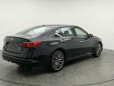 Used 2025 Nissan Altima 2.5 SV FWD image 9