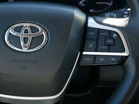 Used 2024 Toyota Sienna XLE image 19