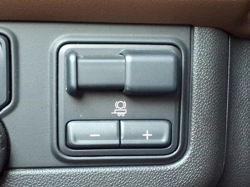Used 2024 Chevrolet Suburban High Country w/ Premium Package AWD/4WD image 28