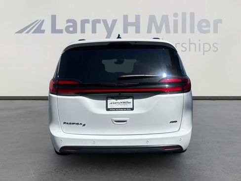 New 2026 Chrysler Pacifica Select w/ S Appearance Package AWD/4WD image 4