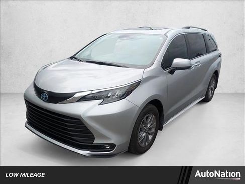 Used 2025 Toyota Sienna XLE image 1