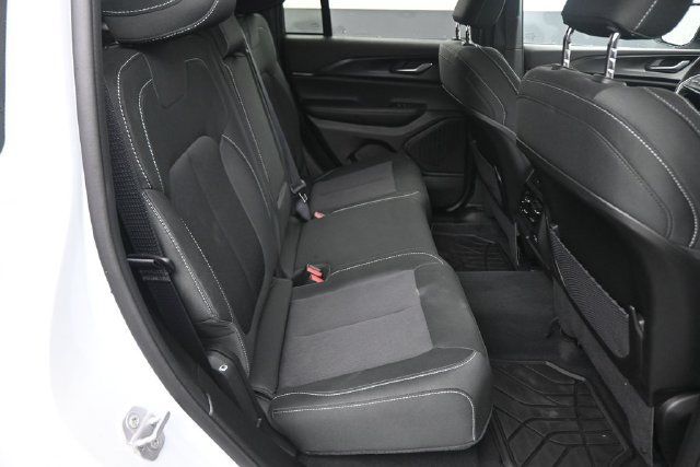 Used 2025 Jeep Grand Cherokee Laredo AWD/4WD image 23