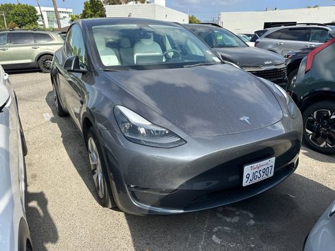 Used 2023 Tesla Model Y Long Range AWD/4WD image 2