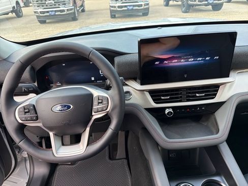 New 2026 Ford Explorer Active RWD image 3