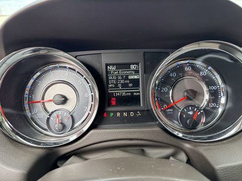 Used 2015 Chrysler Town & Country Touring FWD image 34