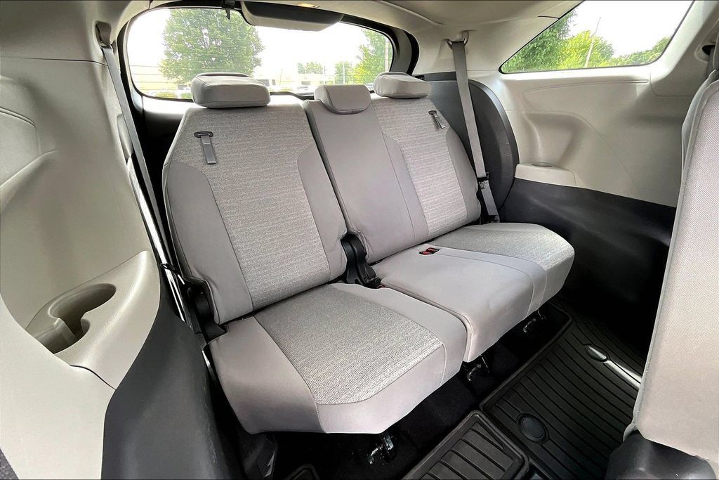 Used 2022 Toyota Sienna LE FWD image 27