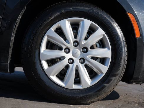 Used 2020 Chrysler Voyager L FWD image 28