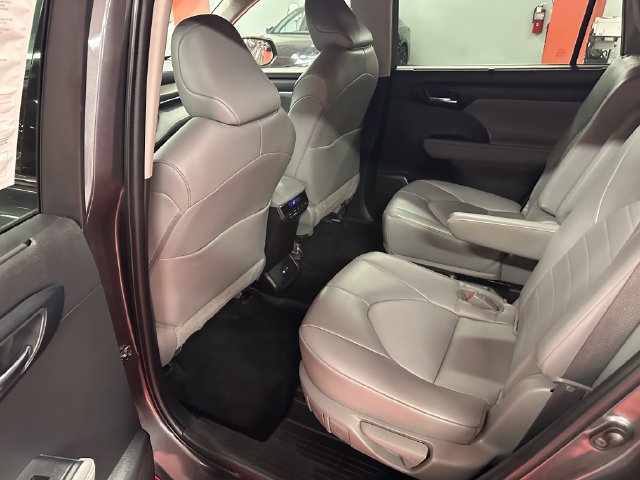 Used 2022 Toyota Highlander XLE AWD/4WD image 13