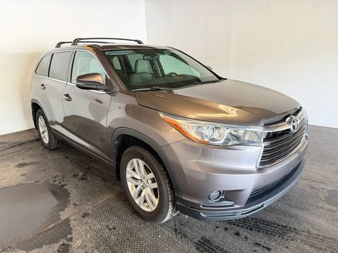 Used 2015 Toyota Highlander LE AWD/4WD image 4
