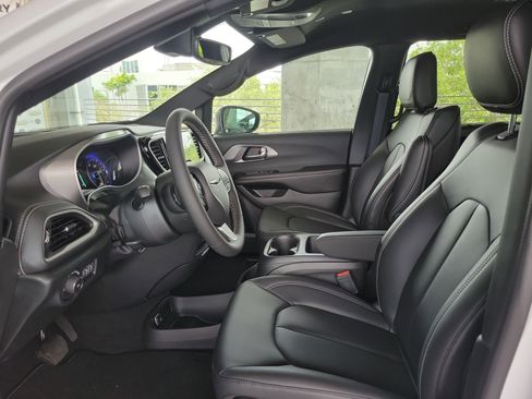 New 2026 Chrysler Pacifica Select image 17