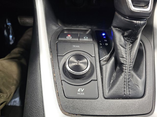 Used 2021 Toyota RAV4 XLE Premium AWD/4WD image 24