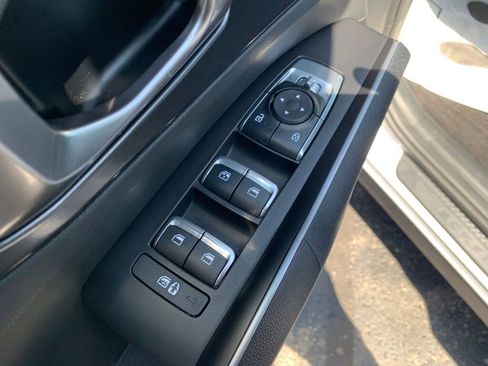 Used 2025 Kia Sorento S image 11