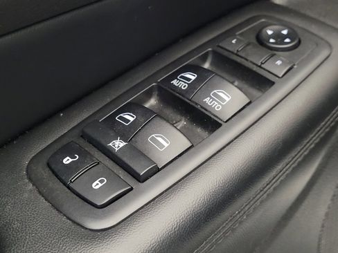 Used 2019 Jeep Grand Cherokee Laredo w/ 18" Wheel & 8.4" Radio Group image 27