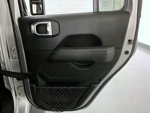 Used 2021 Jeep Gladiator Overland AWD/4WD image 17