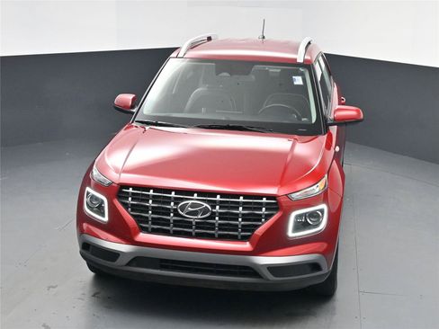 Used 2024 Hyundai Venue Limited image 19