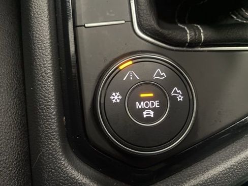 Certified 2025 Volkswagen Taos SE image 22