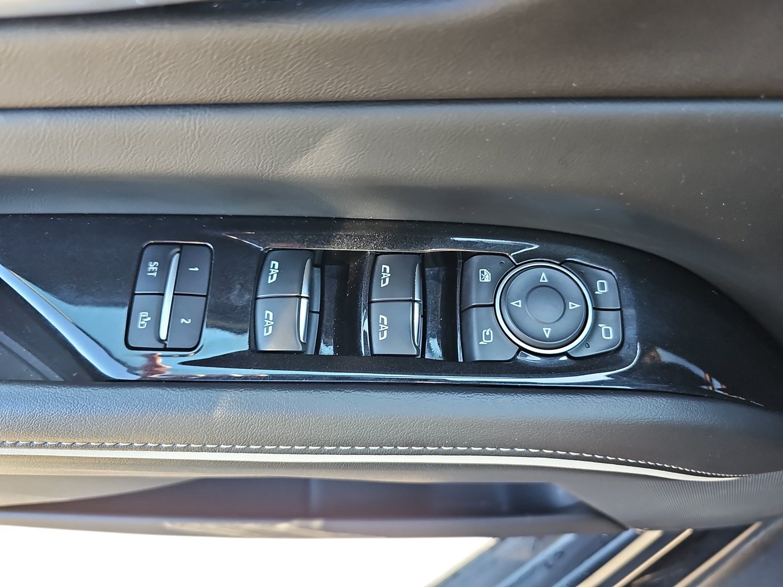 Used 2022 Cadillac Escalade Premium Luxury AWD/4WD image 24