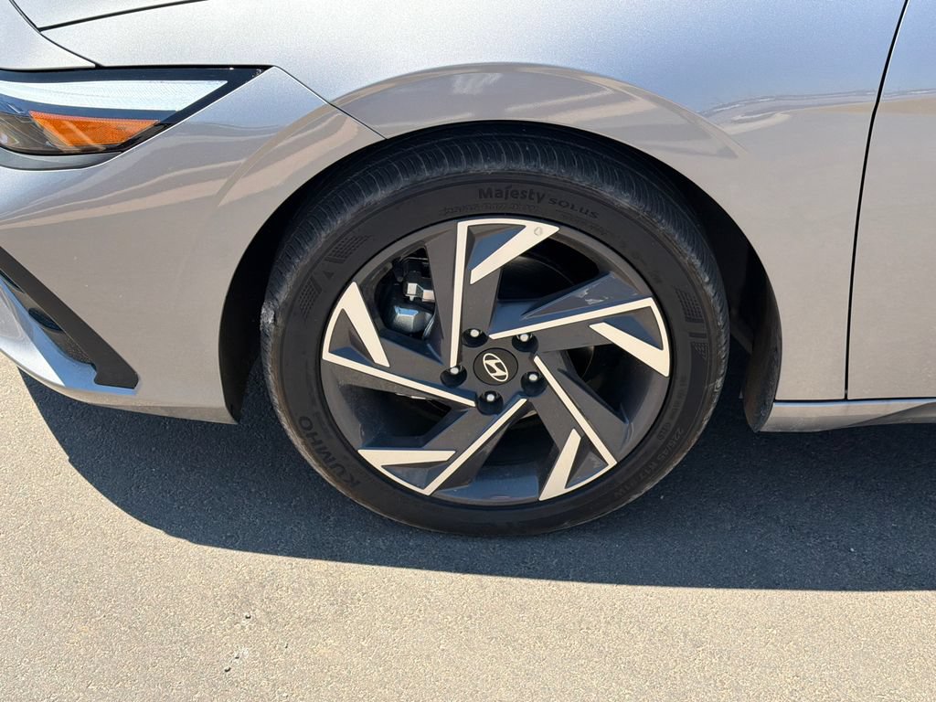 Certified 2025 Hyundai Elantra Sport FWD image 11