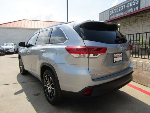 Used 2017 Toyota Highlander SE FWD image 3