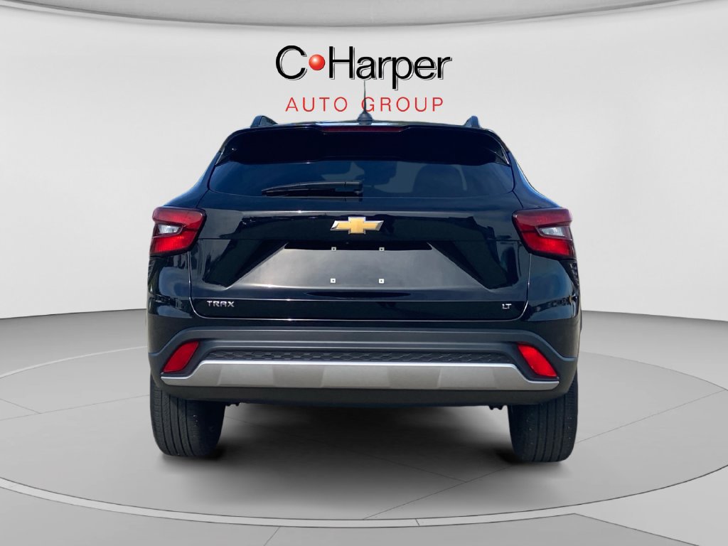 Used 2024 Chevrolet Trax LT w/ Sunroof Package FWD image 4