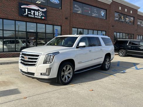 Used 2016 Cadillac Escalade ESV Luxury image 2