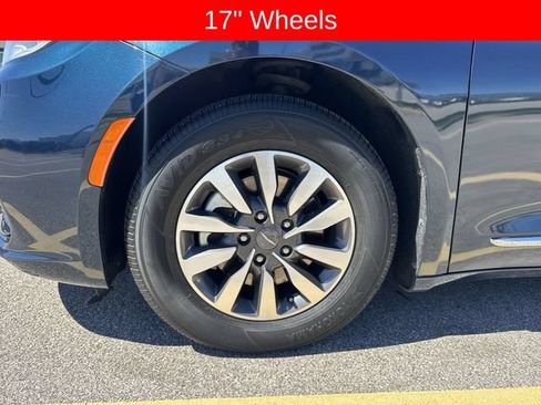 Used 2023 Chrysler Pacifica Limited FWD image 32