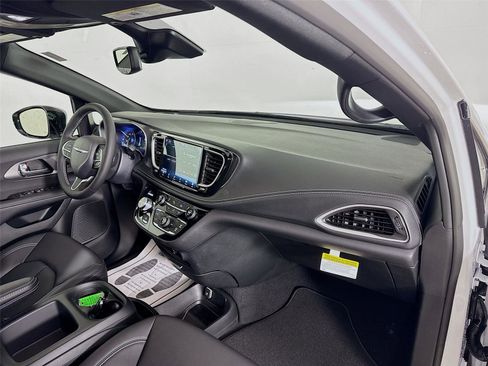 New 2026 Chrysler Pacifica Select image 32