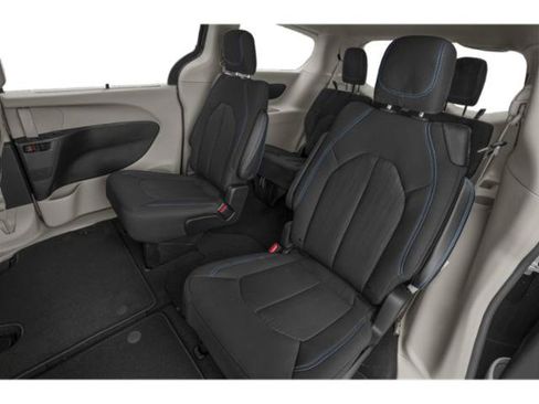 Used 2022 Chrysler Pacifica Touring-L FWD image 16