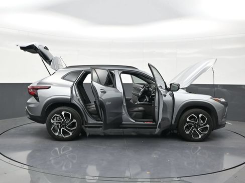 Used 2025 Chevrolet Trax RS w/ Sunroof Package FWD image 28