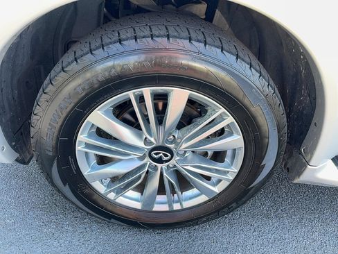 Used 2022 INFINITI QX80 Luxe w/ All-Season Package image 9