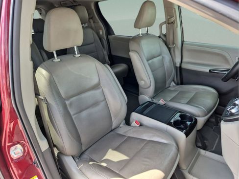 Used 2019 Toyota Sienna XLE w/ XLE Navigation Package FWD image 16