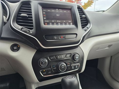 Used 2020 Jeep Cherokee Latitude Plus image 18