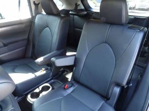 Used 2025 Toyota Highlander Limited AWD/4WD image 27