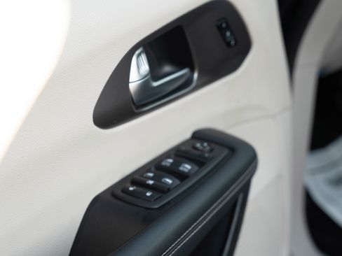 Used 2023 Chrysler Pacifica Touring-L image 14