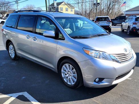 Used 2017 Toyota Sienna XLE w/ XLE Navigation Package image 3