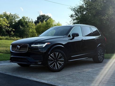 Used 2022 Volvo XC90 T6 Momentum AWD/4WD image 2